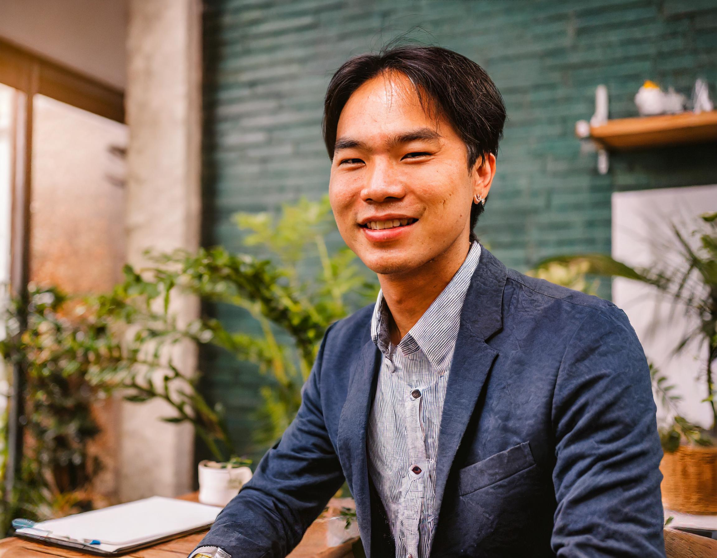 Lächelnder Mann mit kurzen braunen Haaren in Businesskleidung